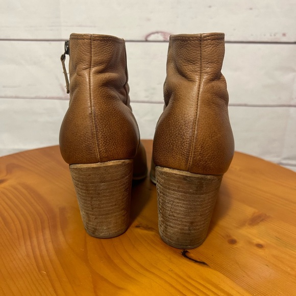 BP Brown Tan Leather Booties Size 9 Boots Zip Shoes Block Heel Factory Distress - Picture 2 of 8